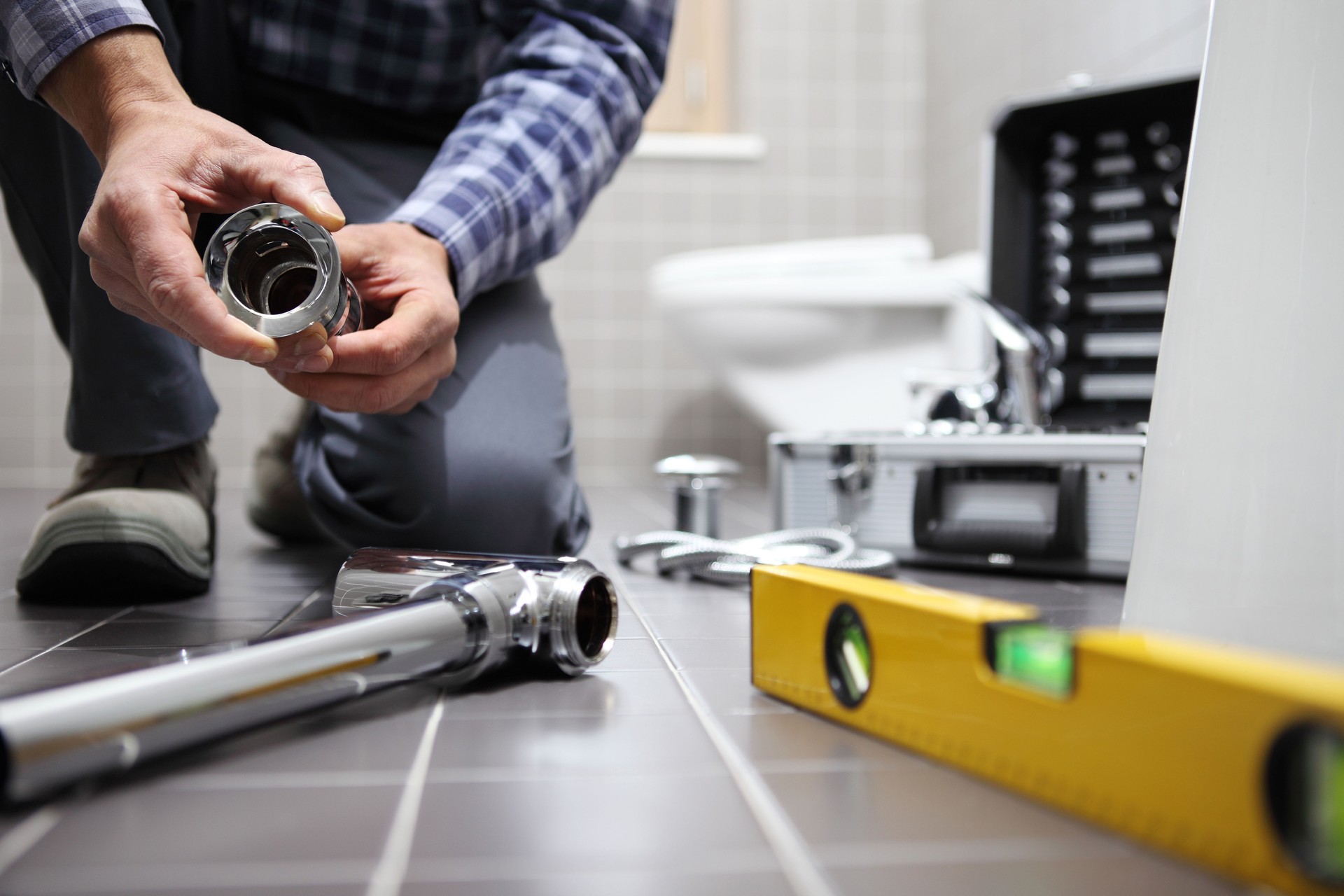 plombier de la main à le œuvre dans une salle de bain, plomberie service de réparation, assembler et installer concept