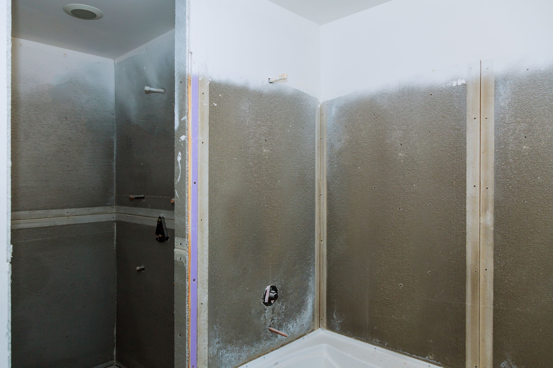 Salle de bain finition appartements neufs. Réparation et installation de plomberie, robinets, l’eau et d’assainissement.